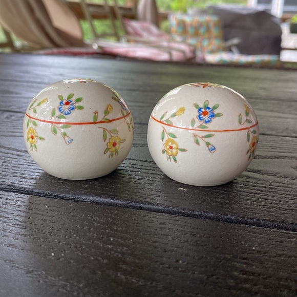 🧂 Vintage Salt and Pepper Shakers 🧂 - Picture 3 of 7